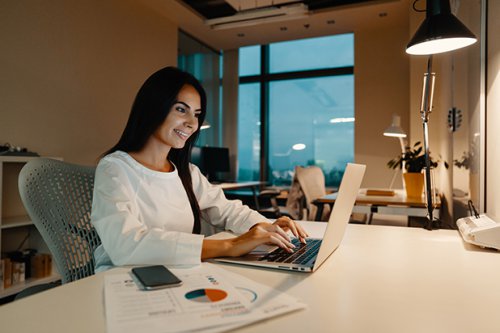Vrouw lachend met laptop-3.jpg
