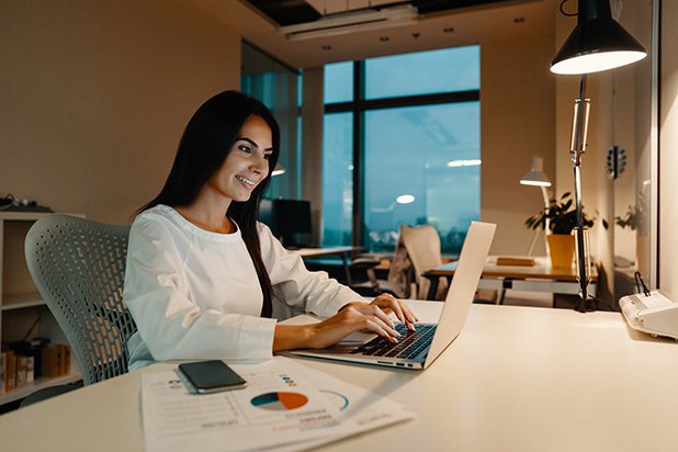 vrouw lachend naar laptop
