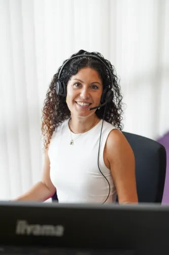 callcentermedewerker met krullen