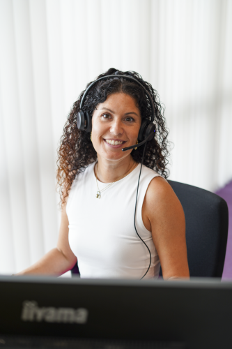 callcentermedewerker met krullen