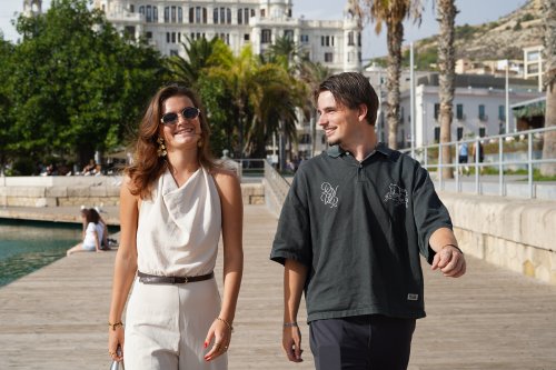 jonge en meid die op de boulevard lopen