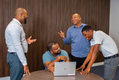 Groep mannen op kantoor die lachen