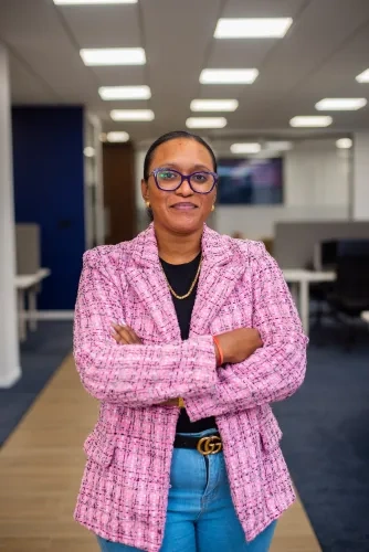 Dame in roze colbert
