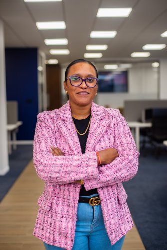 Dame in roze colbert