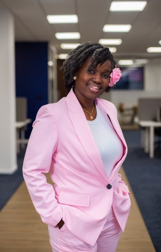 Dame met roze colbert