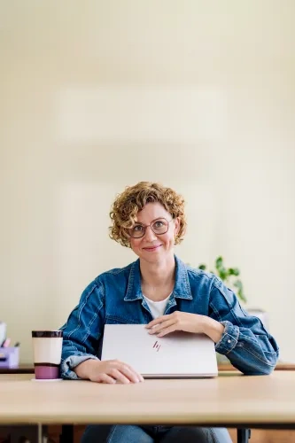 vrouw die thuis werkt