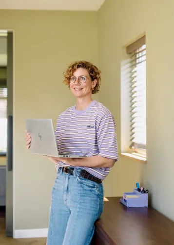 vrouw die thuis werkt