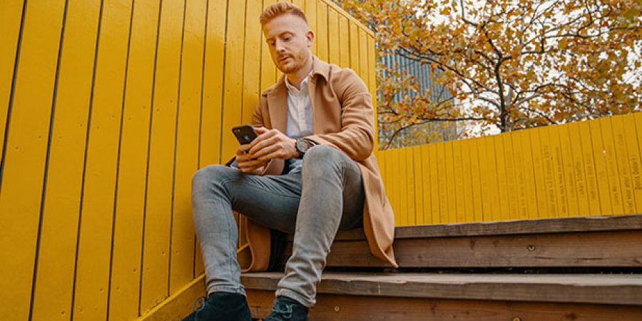 Man sitting on staircase while texting on the phone (Horizontal)kopie.jpg