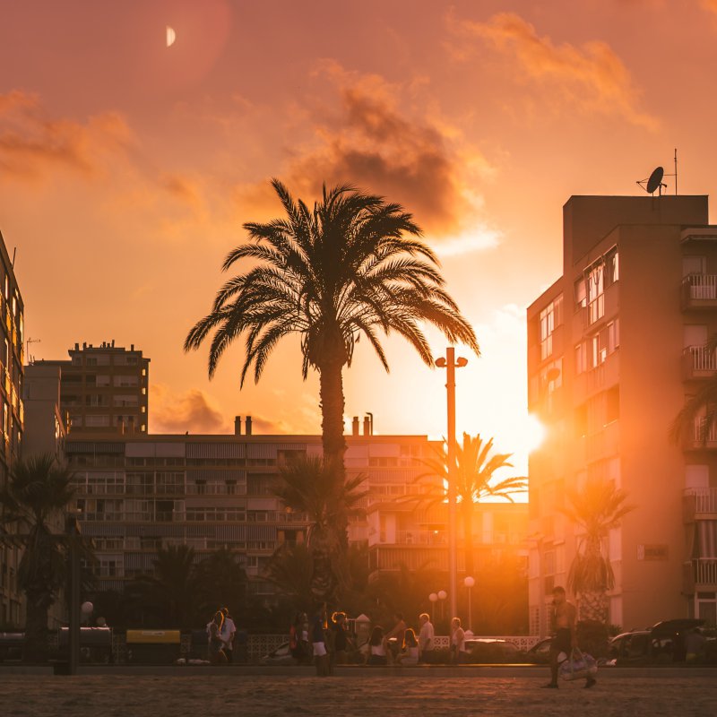 Het strand van Alicante bij zonsondergang