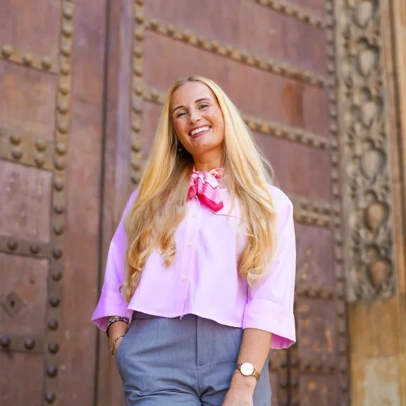 dame in roze blouse