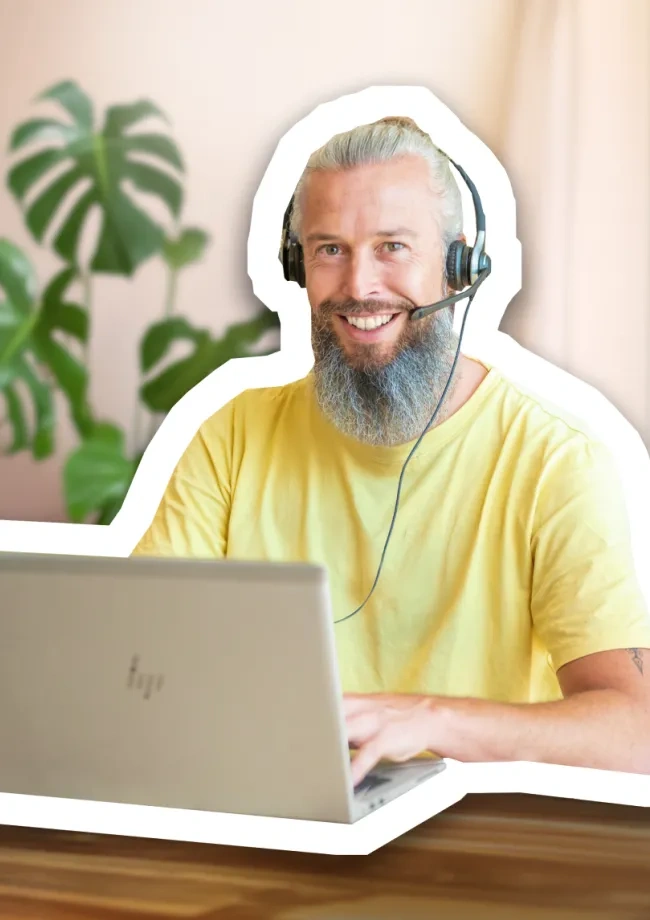 Glimlachende man achter computer
