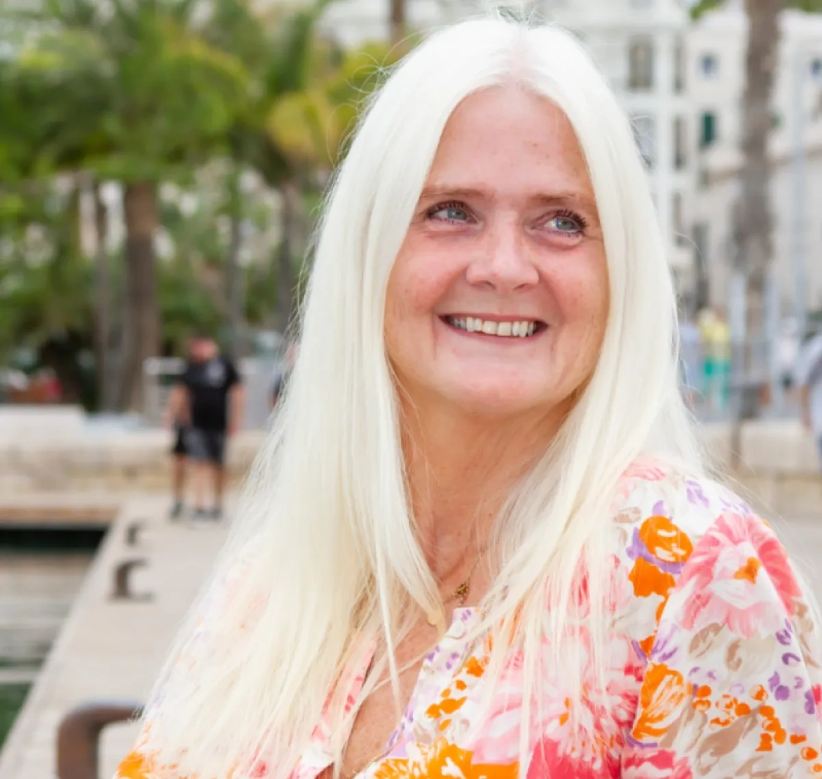 Dame die over haar schouder kijkt