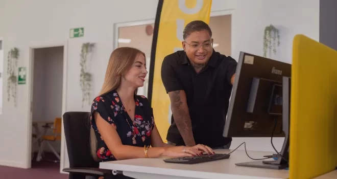 collegas werken in spanje aan bureau