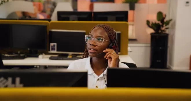Collega aan het werk in suriname in de lijn klantcontact
