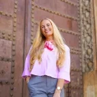 dame in roze blouse