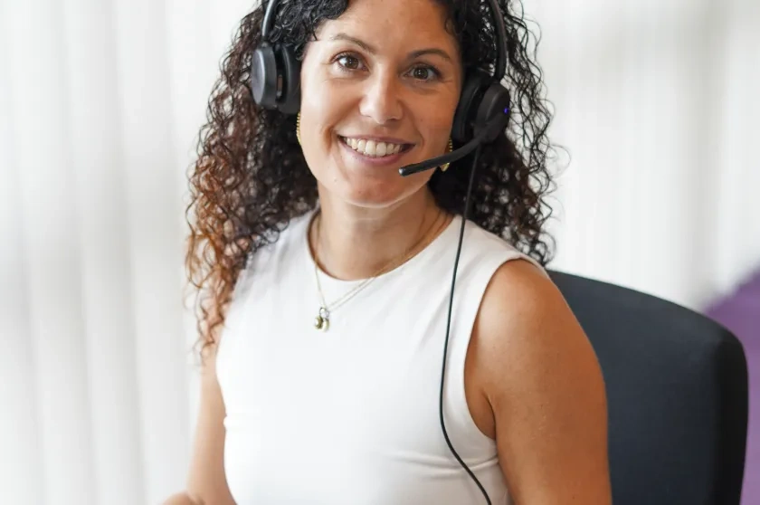 callcentermedewerker met krullen