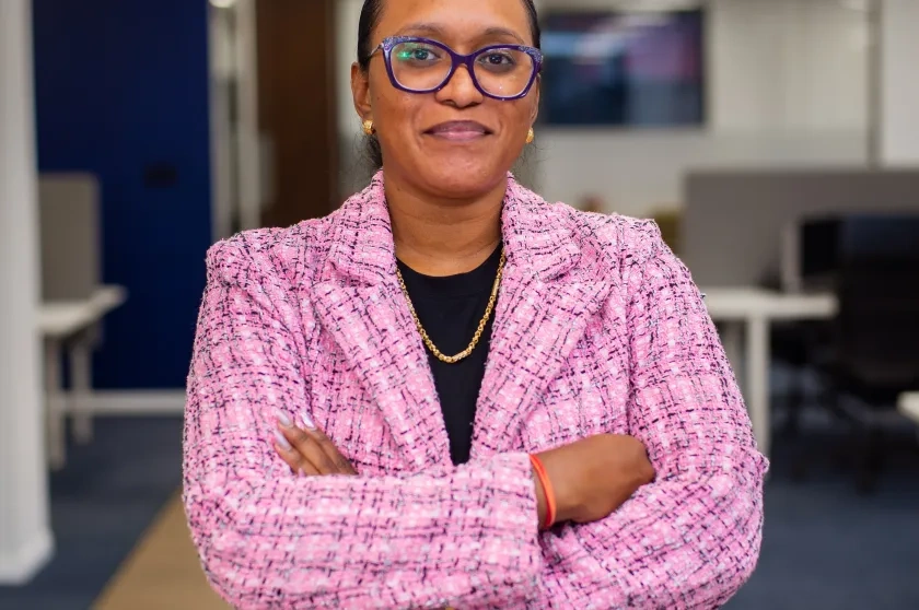 Dame in roze colbert