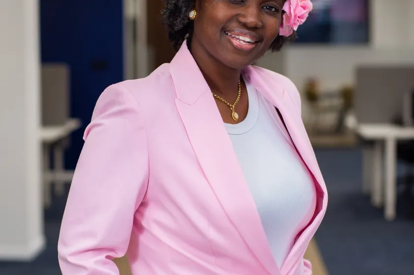 Dame met roze colbert