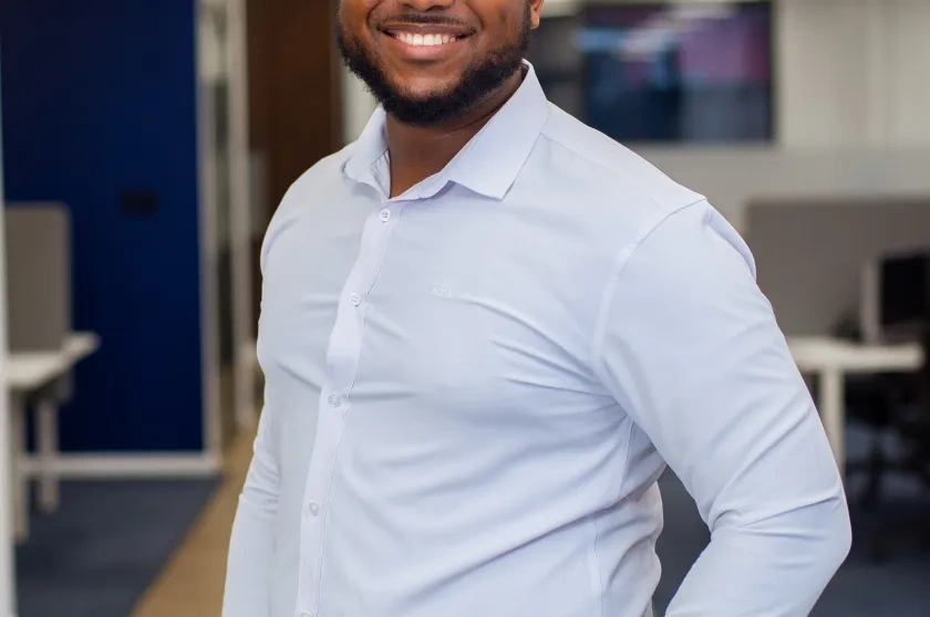 man in lichtblauwe blouse