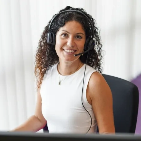 callcentermedewerker met krullen