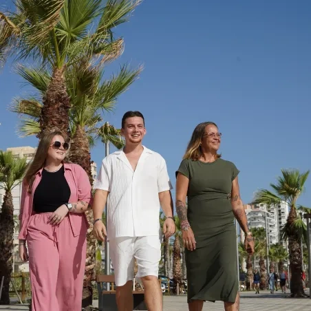 groepje op strandboulevard