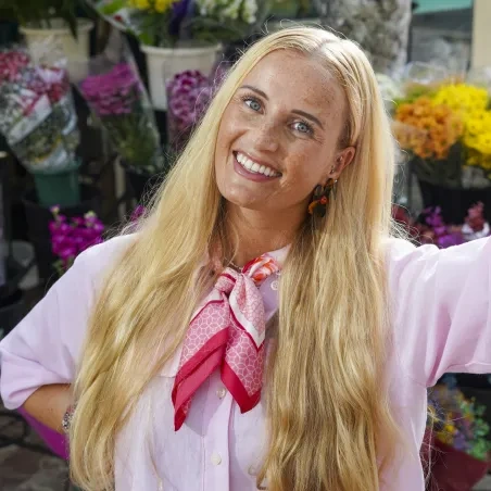 blonde dame voor bloemenwinkel