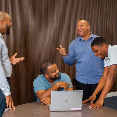 Groep mannen op kantoor die lachen