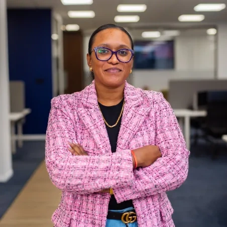 Dame in roze colbert