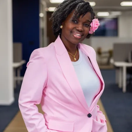 Dame met roze colbert