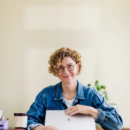 vrouw die thuis werkt
