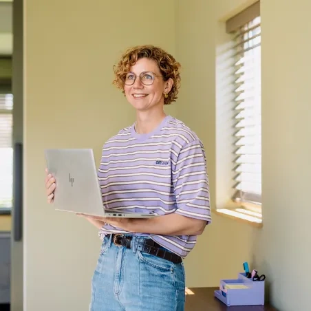 vrouw die thuis werkt